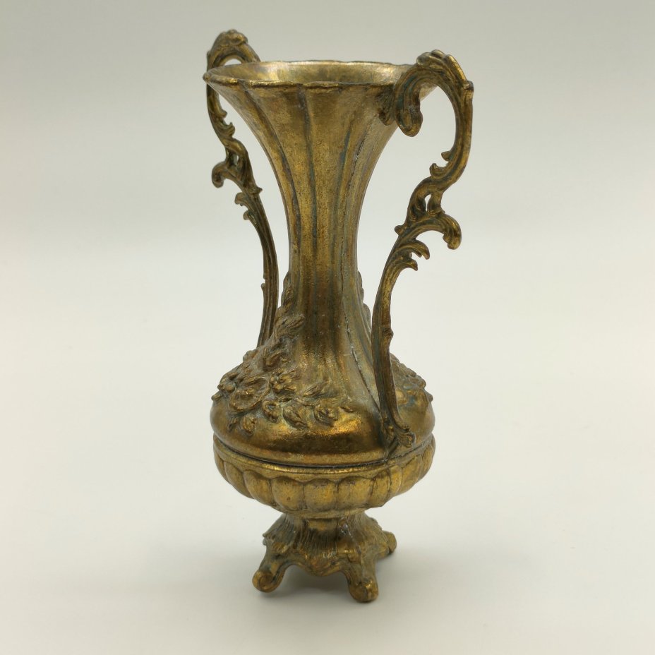 Вазочка изящной формы с двумя ручками, украшенная рельефным флоральным декором