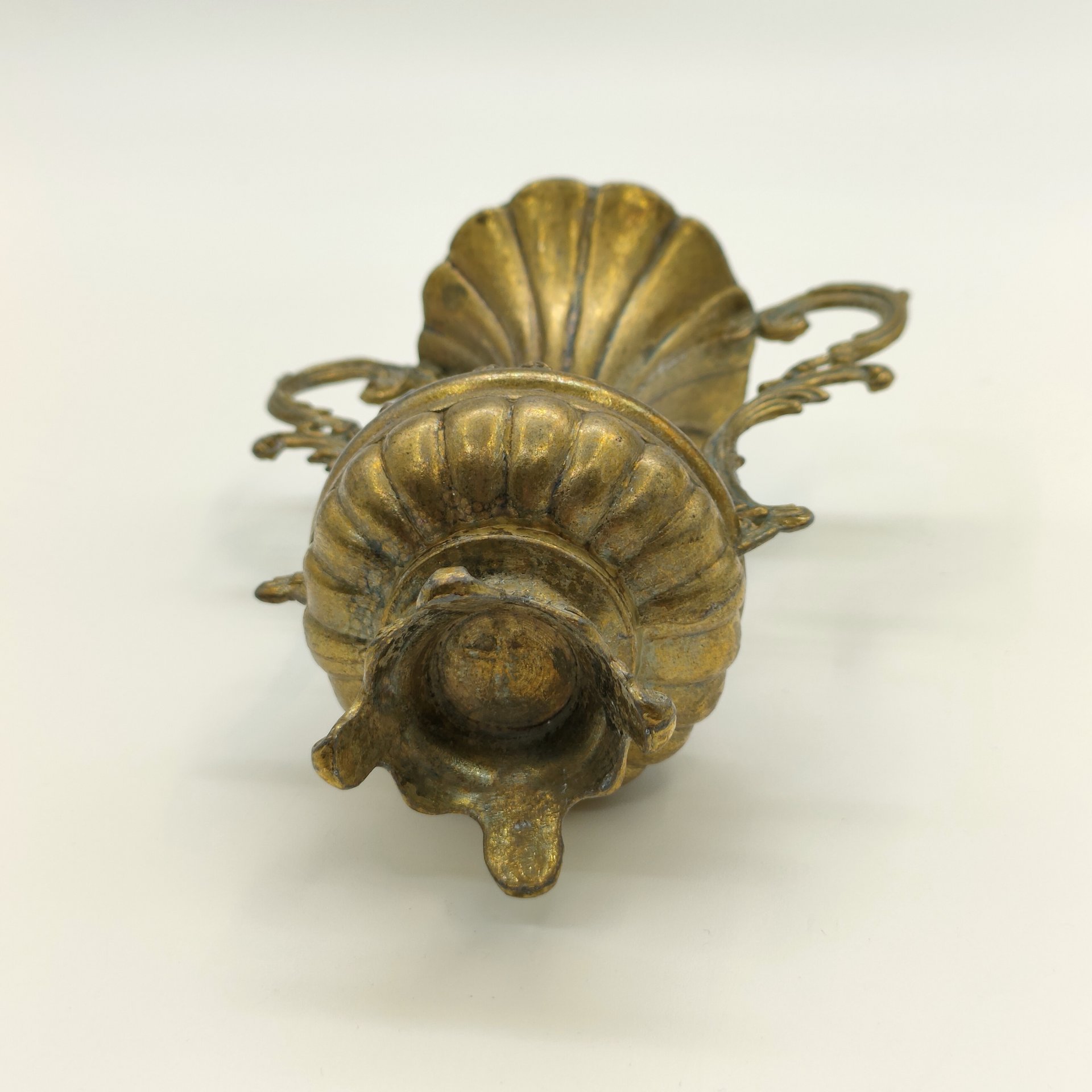 Вазочка изящной формы с двумя ручками, украшенная рельефным флоральным декором, металл, литье, золочение, Западная Европа, 1930-1960 гг.