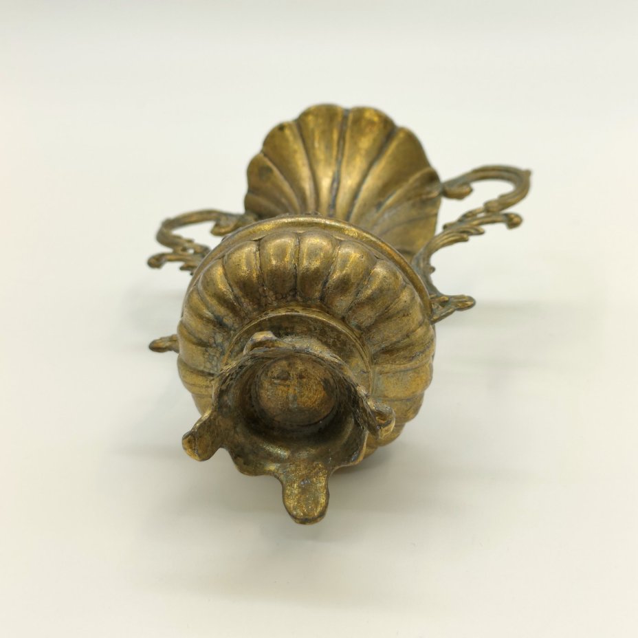 Вазочка изящной формы с двумя ручками, украшенная рельефным флоральным декором