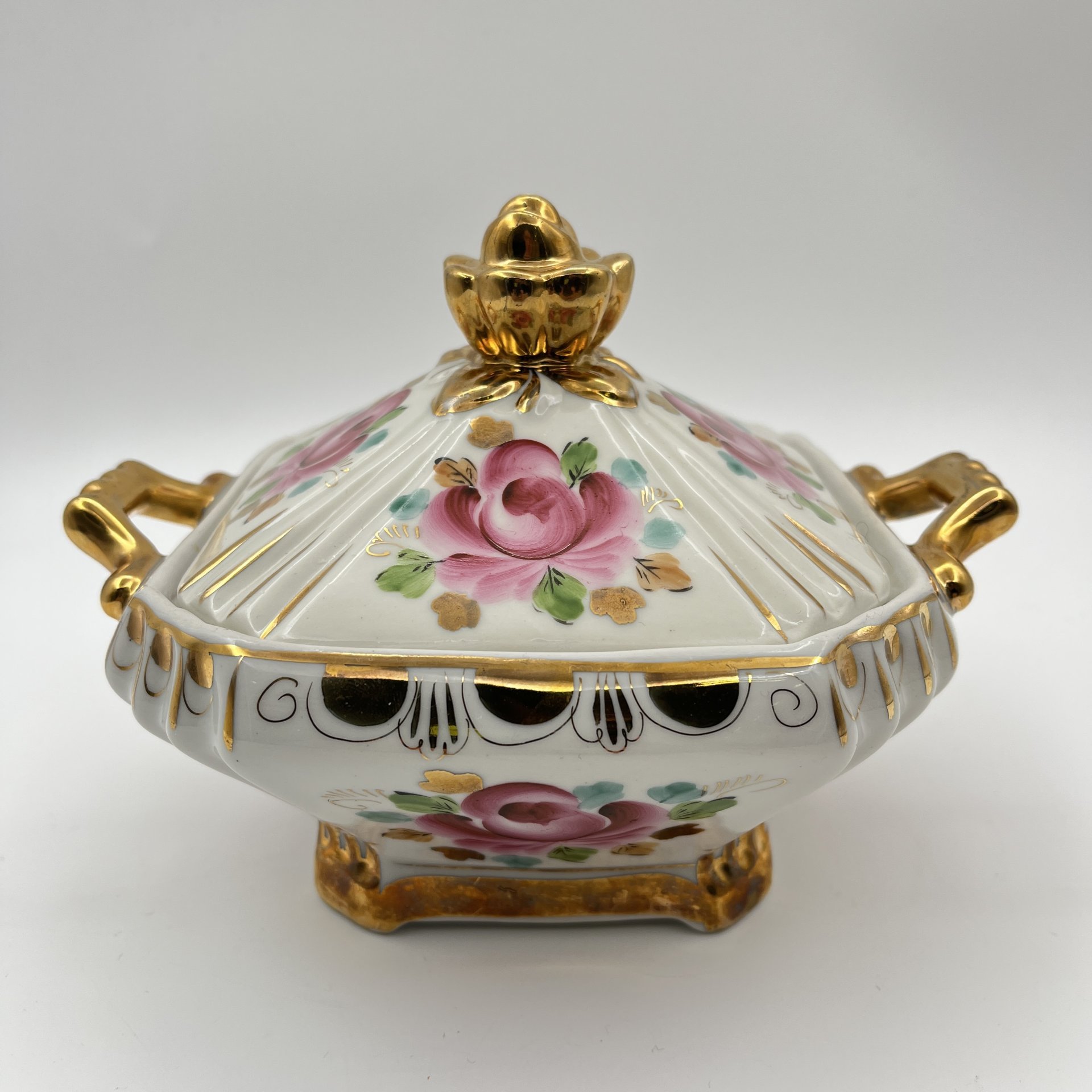 Сахарница, декорированная цветочным узором в розовых оттенках, фарфор, роспись, золочение, Объединение «Гжель», СССР, 1972-1985 гг.