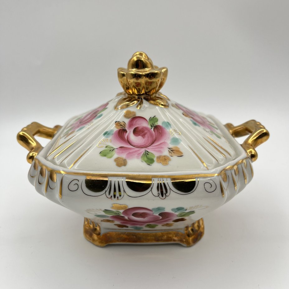 Сахарница, декорированная цветочным узором в розовых оттенках, фарфор, роспись, золочение, Объединение «Гжель», СССР, 1972-1985 гг.