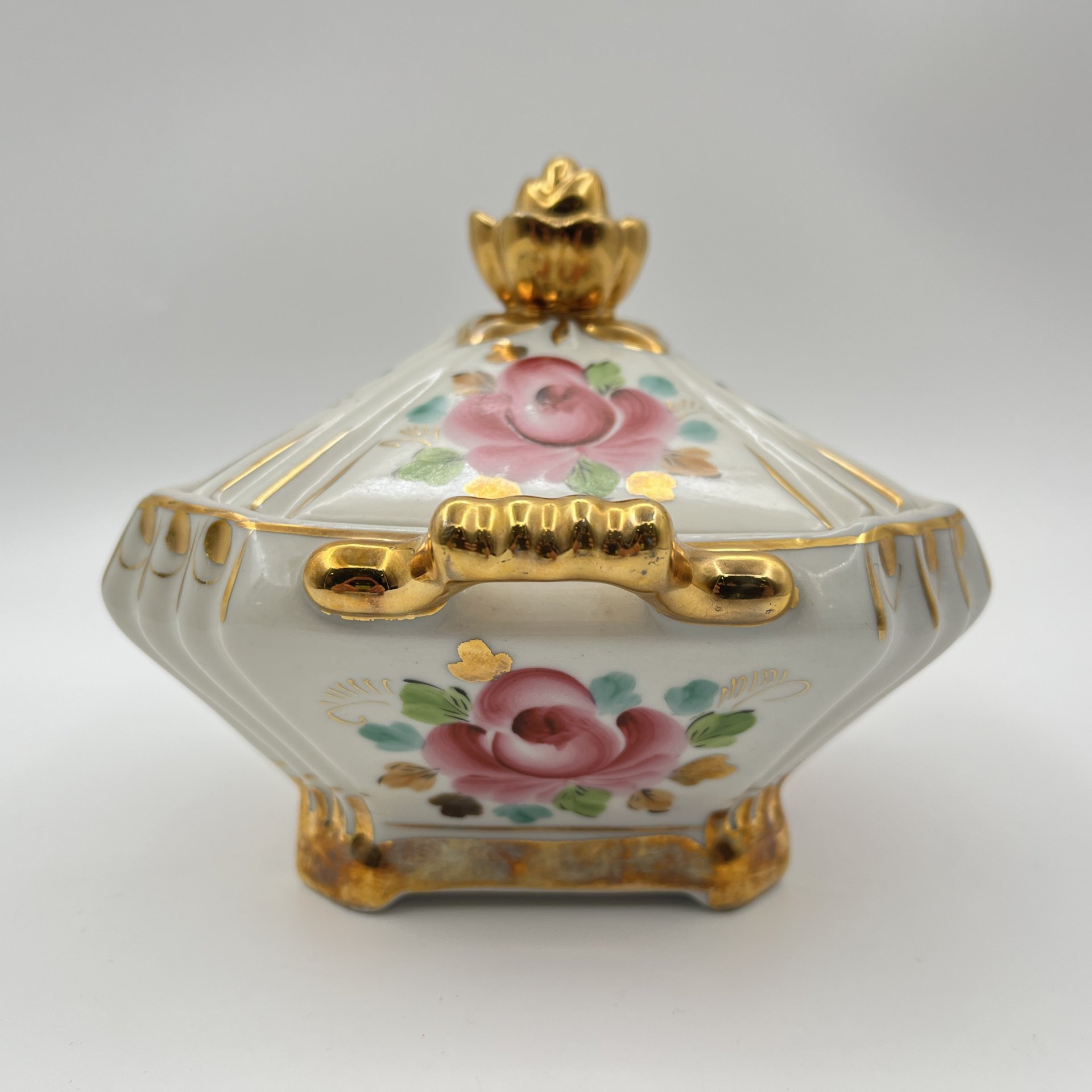 Сахарница, декорированная цветочным узором в розовых оттенках, фарфор, роспись, золочение, Объединение «Гжель», СССР, 1972-1985 гг.