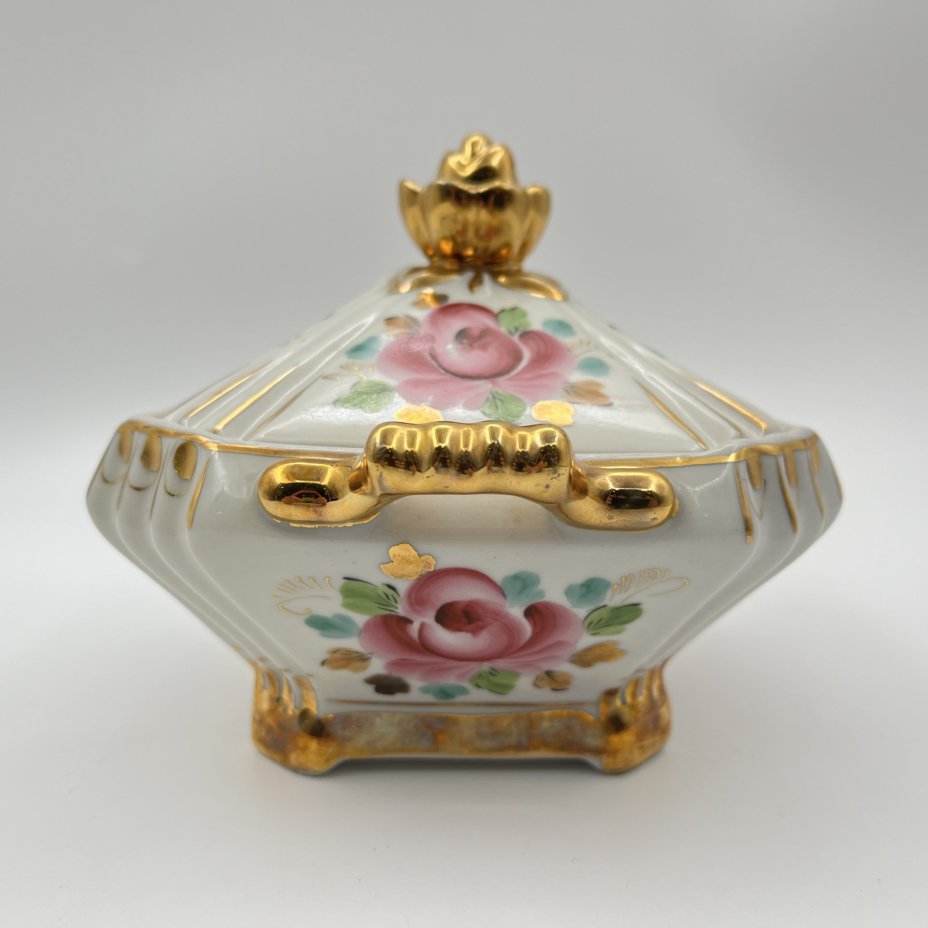 Сахарница, декорированная цветочным узором в розовых оттенках, фарфор, роспись, золочение, Объединение «Гжель», СССР, 1972-1985 гг.