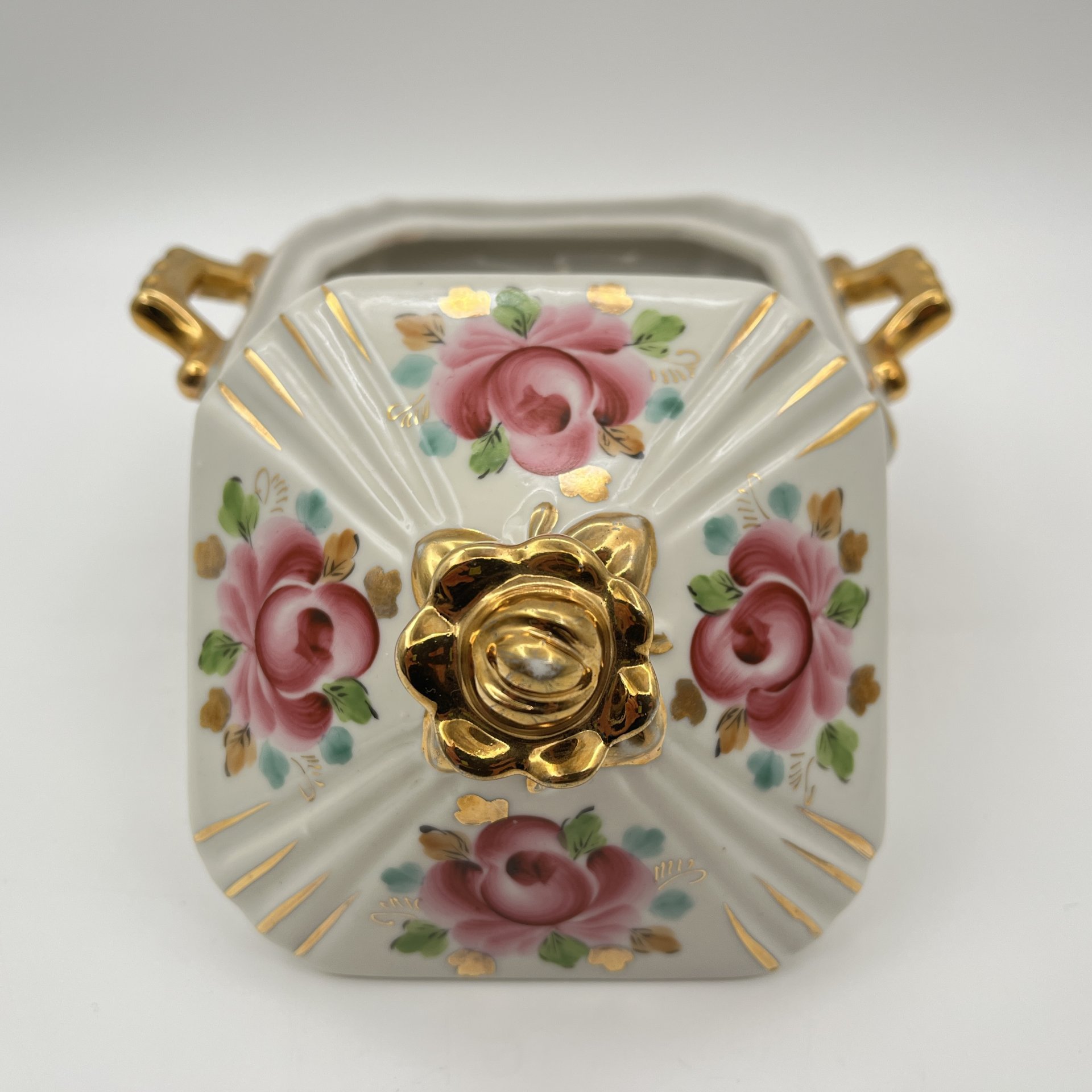 Сахарница, декорированная цветочным узором в розовых оттенках, фарфор, роспись, золочение, Объединение «Гжель», СССР, 1972-1985 гг.