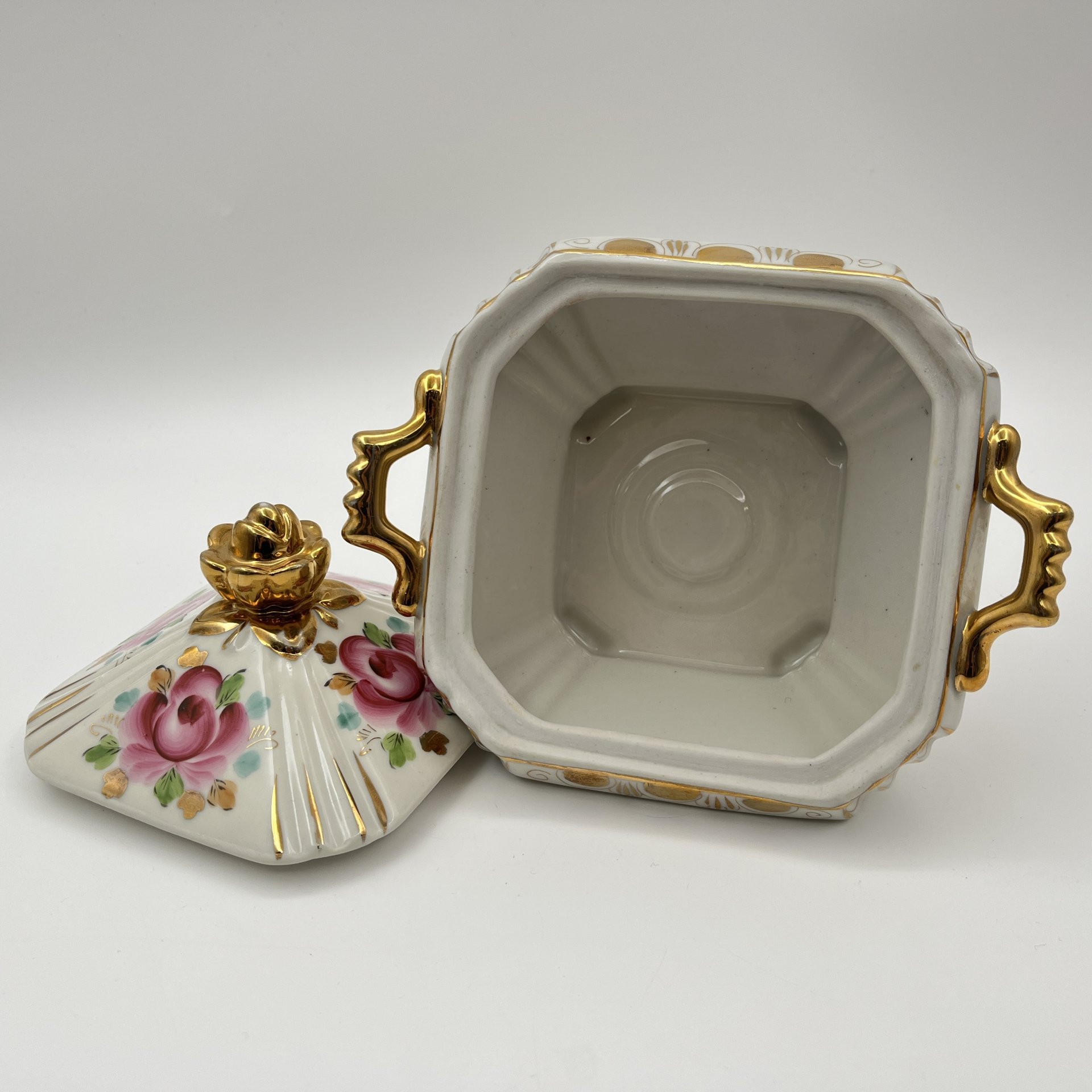 Сахарница, декорированная цветочным узором в розовых оттенках, фарфор, роспись, золочение, Объединение «Гжель», СССР, 1972-1985 гг.