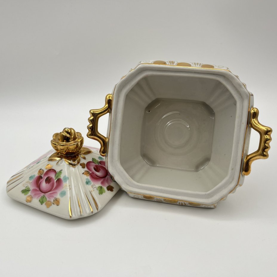 Сахарница, декорированная цветочным узором в розовых оттенках, фарфор, роспись, золочение, Объединение «Гжель», СССР, 1972-1985 гг.