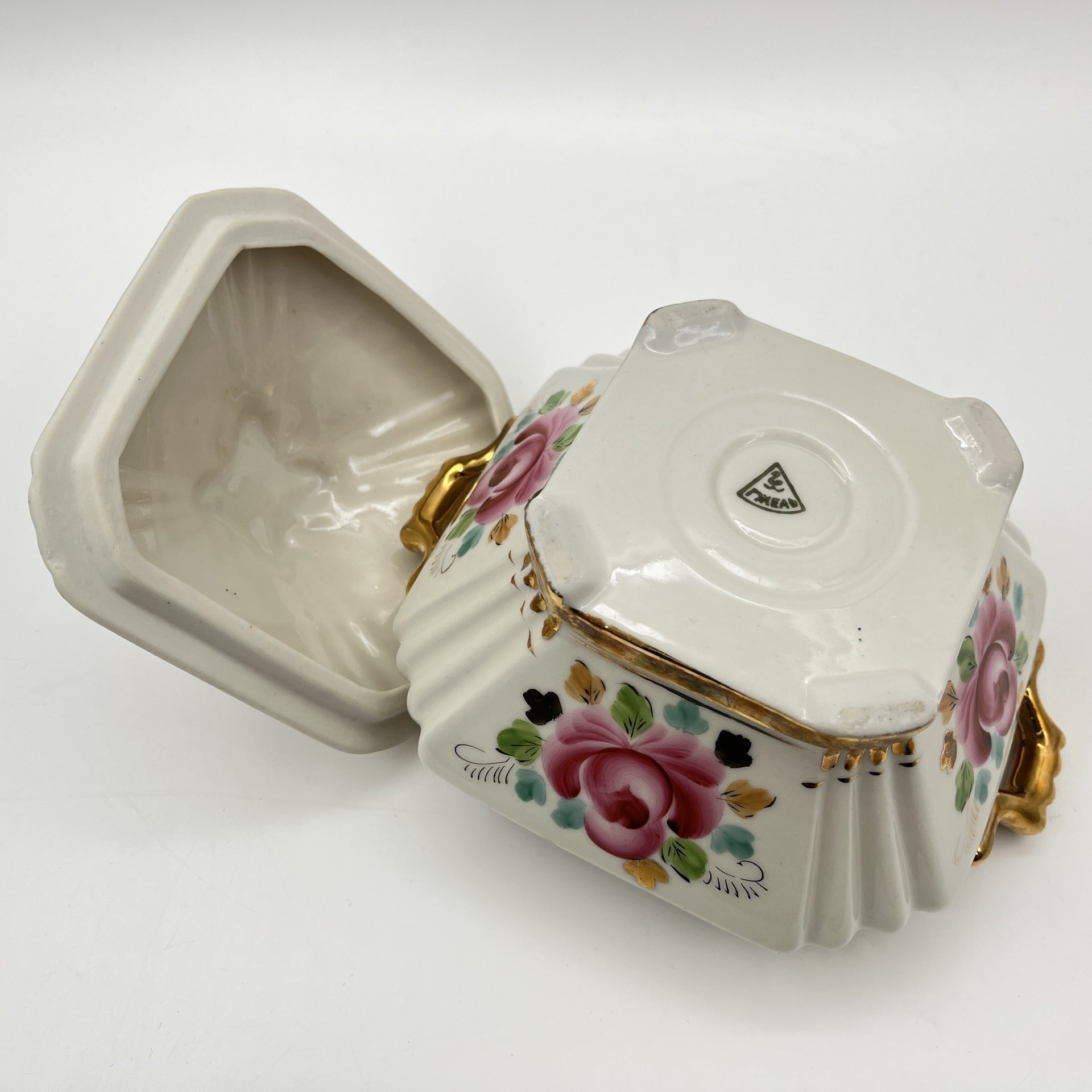 Сахарница, декорированная цветочным узором в розовых оттенках, фарфор, роспись, золочение, Объединение «Гжель», СССР, 1972-1985 гг.