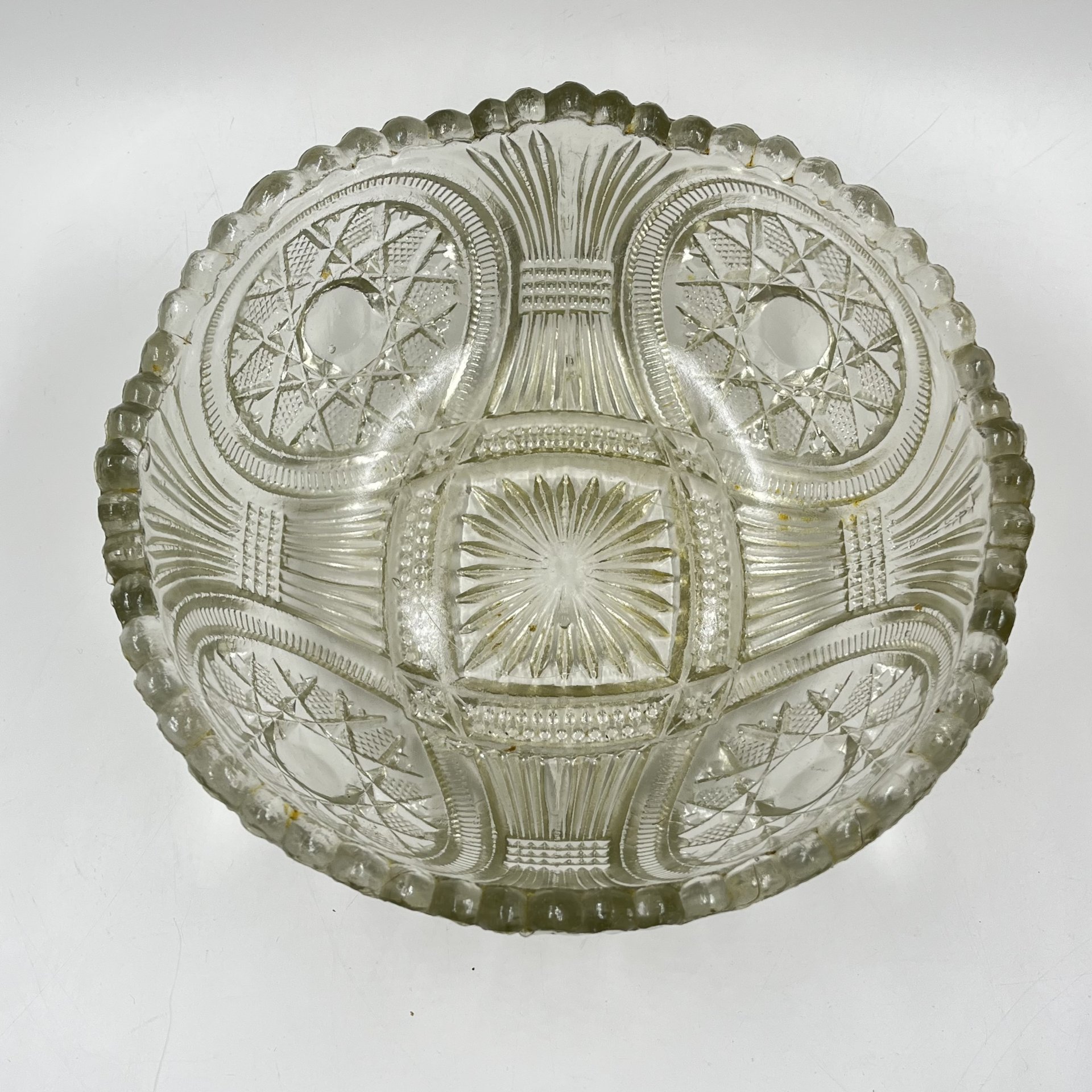 Фруктовница круглой формы с обильным резным декором, стекло, СССР, 1970-1990 гг.