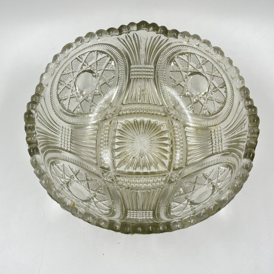 Фруктовница круглой формы с обильным резным декором, стекло, СССР, 1970-1990 гг.