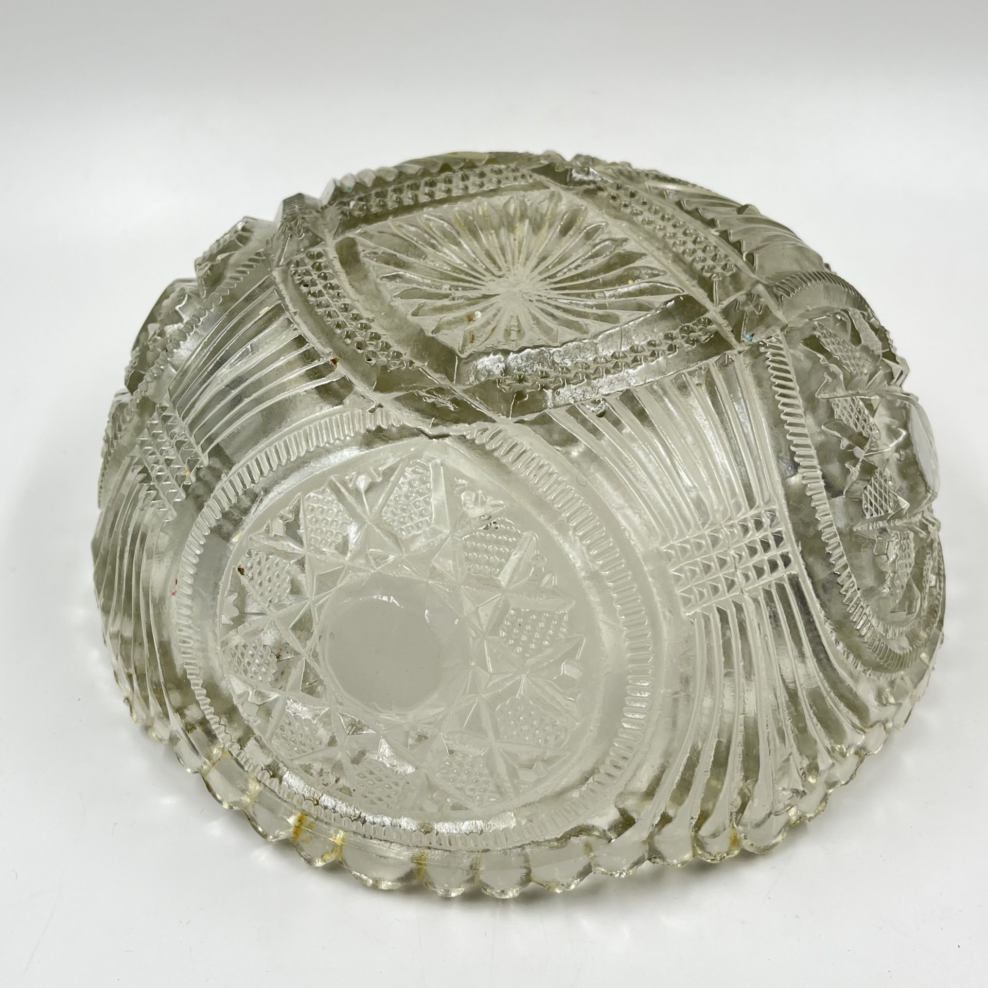 Фруктовница круглой формы с обильным резным декором, стекло, СССР, 1970-1990 гг.