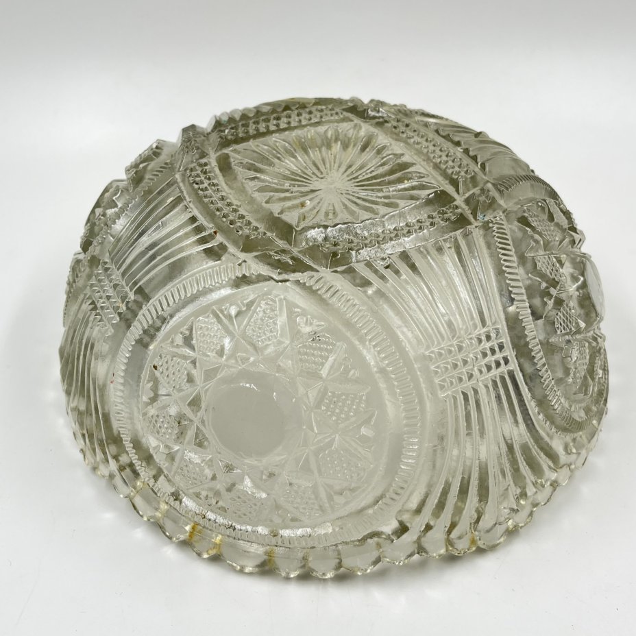 Фруктовница круглой формы с обильным резным декором, стекло, СССР, 1970-1990 гг.