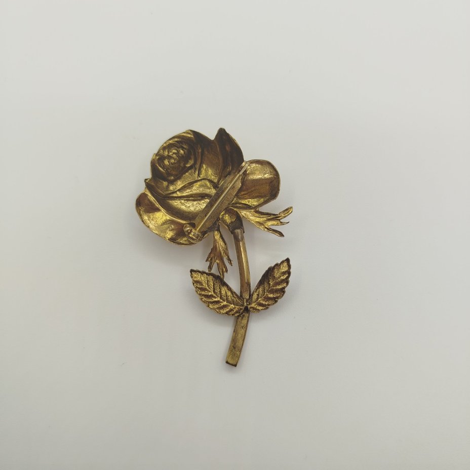 Брошь в виде розы