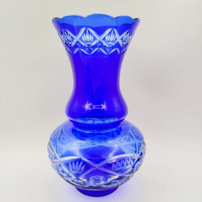 Ваза для цветов кобальтового оттенка с растительным декором, стекло, резьба, СССР, 1960-1980 гг.