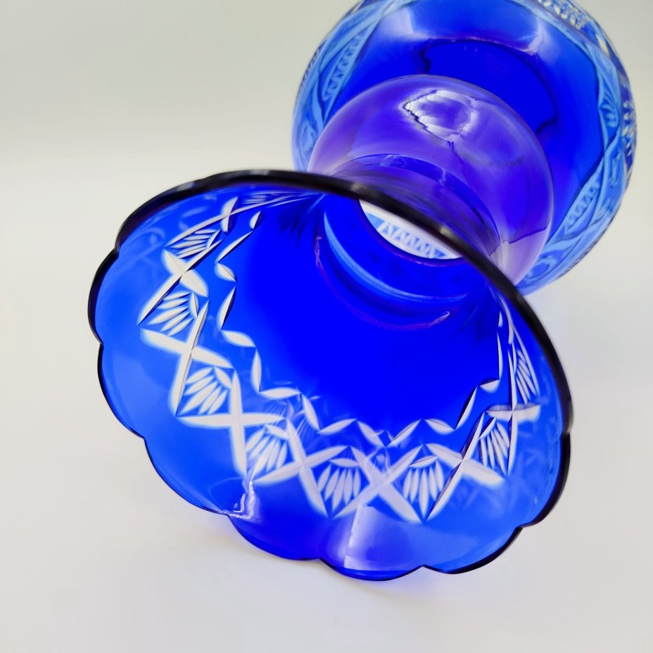 Ваза для цветов кобальтового оттенка с растительным декором