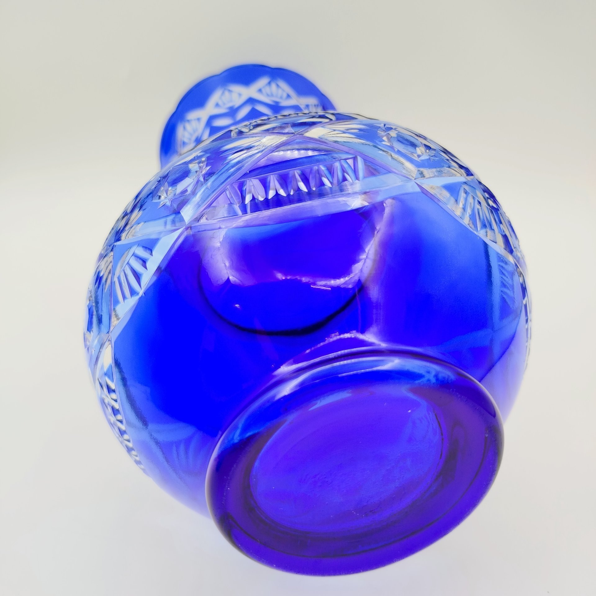 Ваза для цветов кобальтового оттенка с растительным декором, стекло, резьба, СССР, 1960-1980 гг.