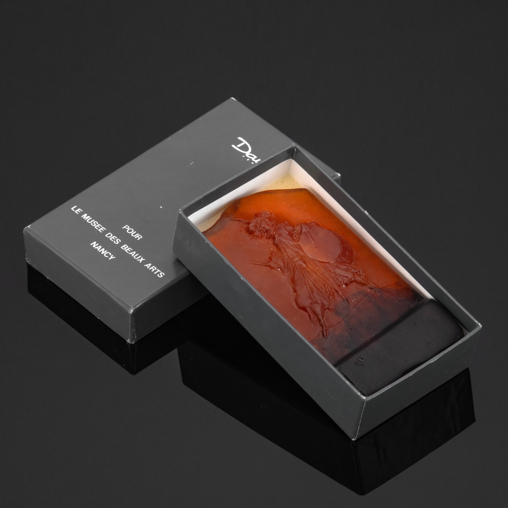 Пресс-папье (держатель для бумаг)  "Уличный музыкант" ("Барабанщик") в оригинальной коробке, хрусталь, резьба, Daum, Франция, 1970-1990 гг.