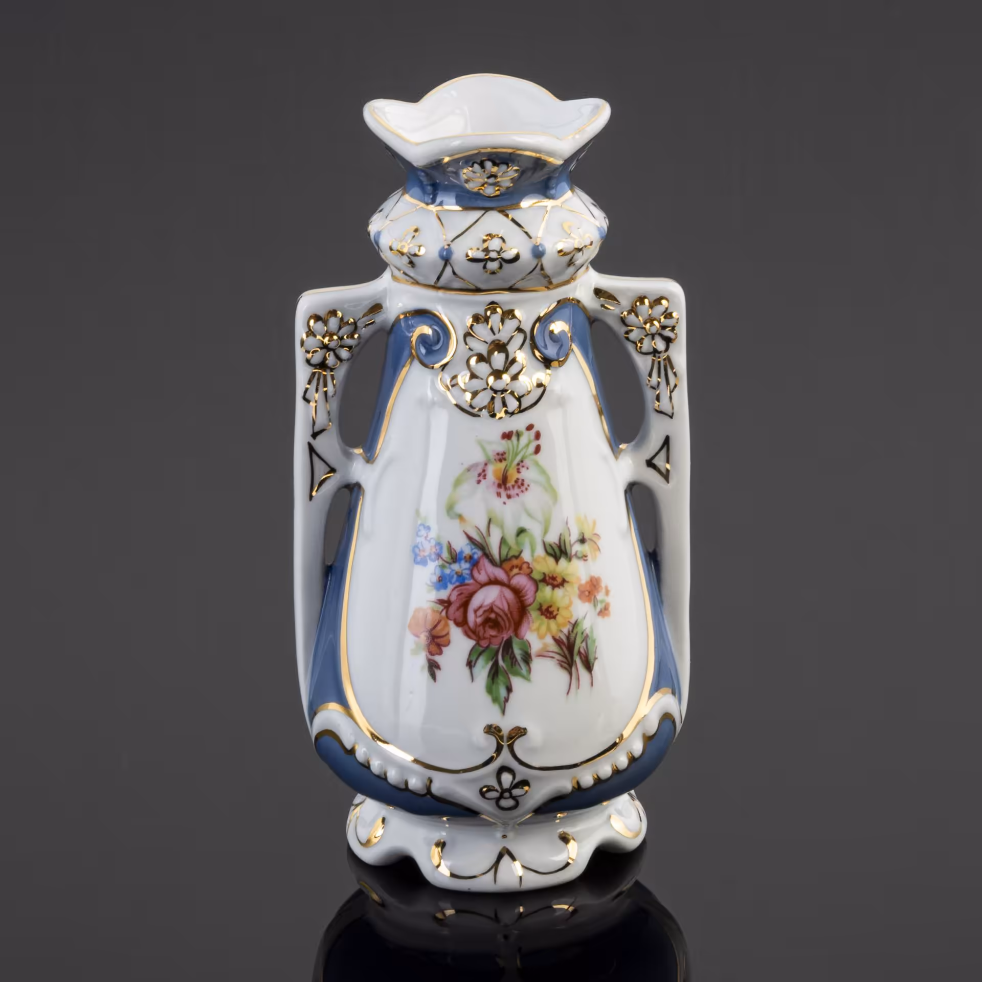 Ваза миниатюрная с фигурными ручками и цветочным декором на тулове, Royal Dux Bohemia, Royal Dux