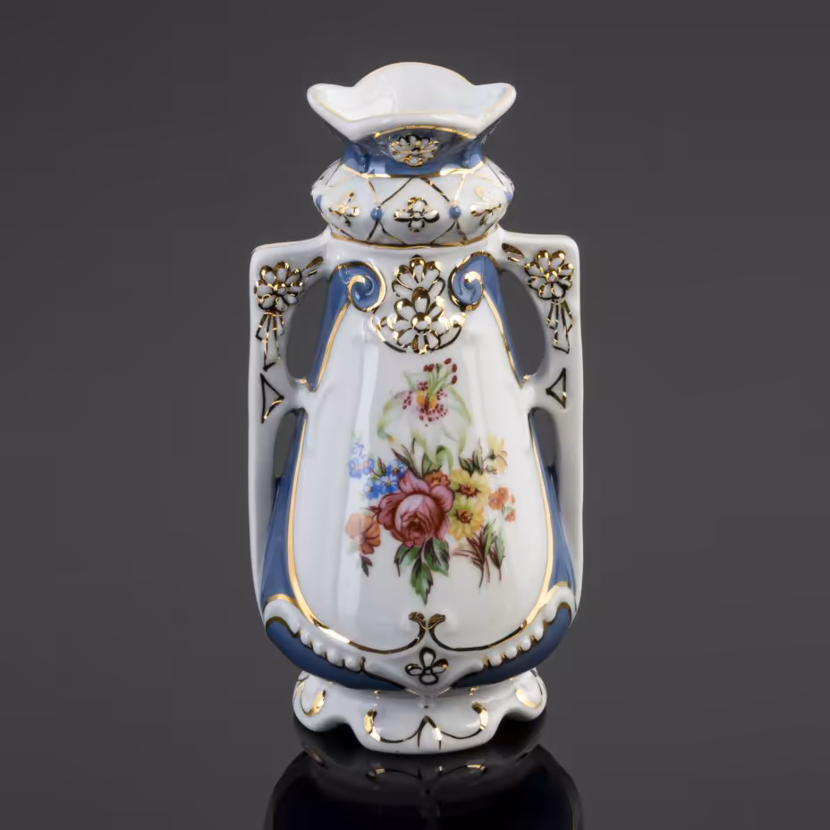 Ваза миниатюрная с фигурными ручками и цветочным декором на тулове, Royal Dux Bohemia, Royal Dux