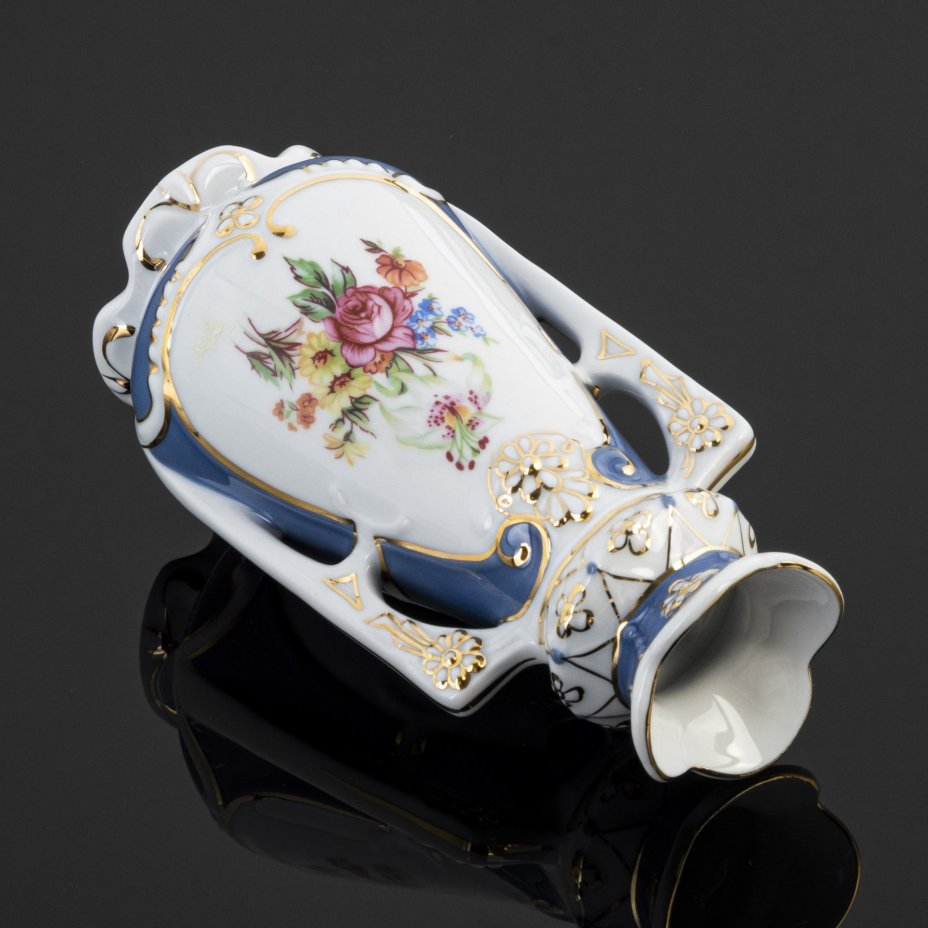 Ваза миниатюрная с фигурными ручками и цветочным декором на тулове, Royal Dux Bohemia, Royal Dux
