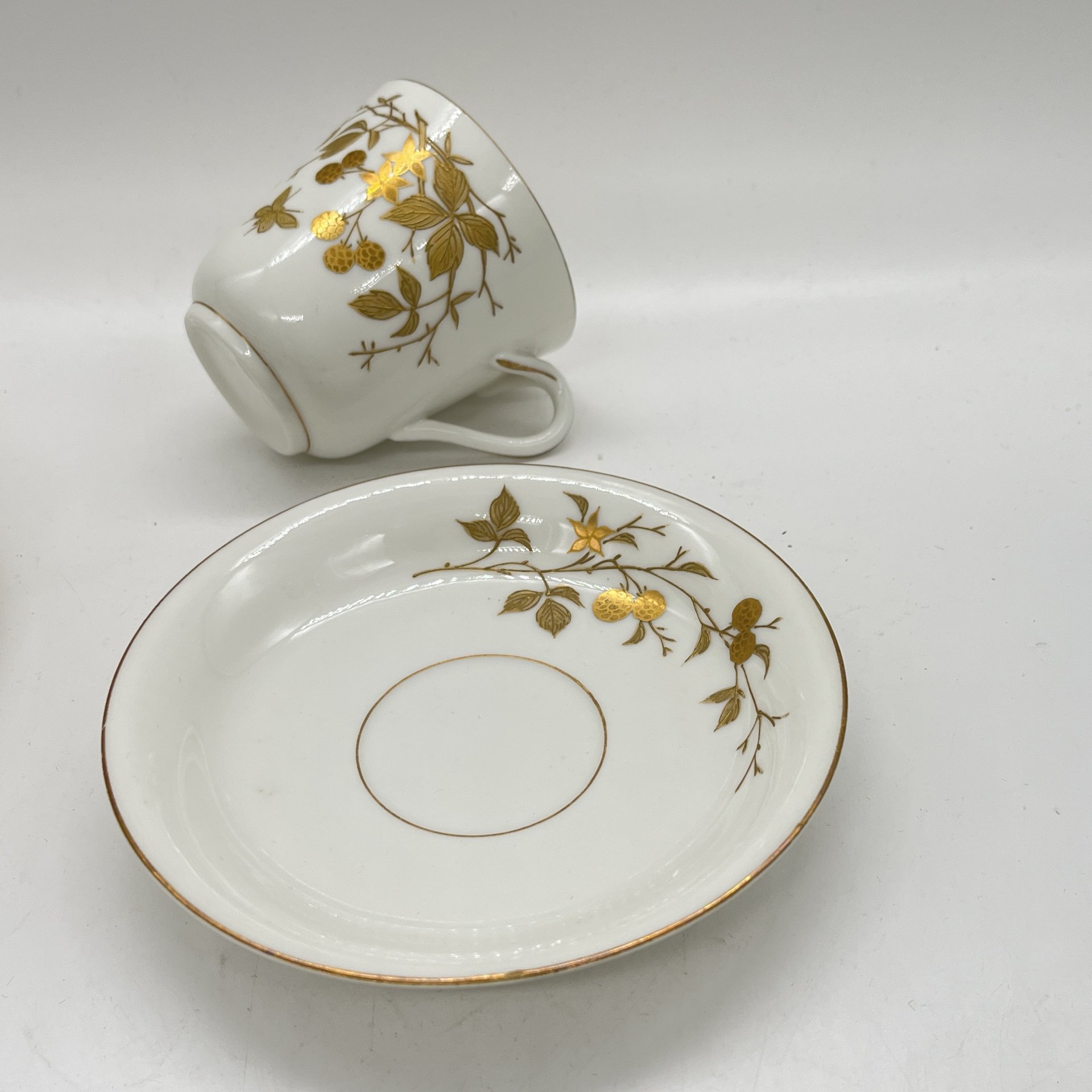 Чайная пара с цветочным декором, фарфор, эмалевая роспись, золочение, Западная Европа, 1890-1920 гг.