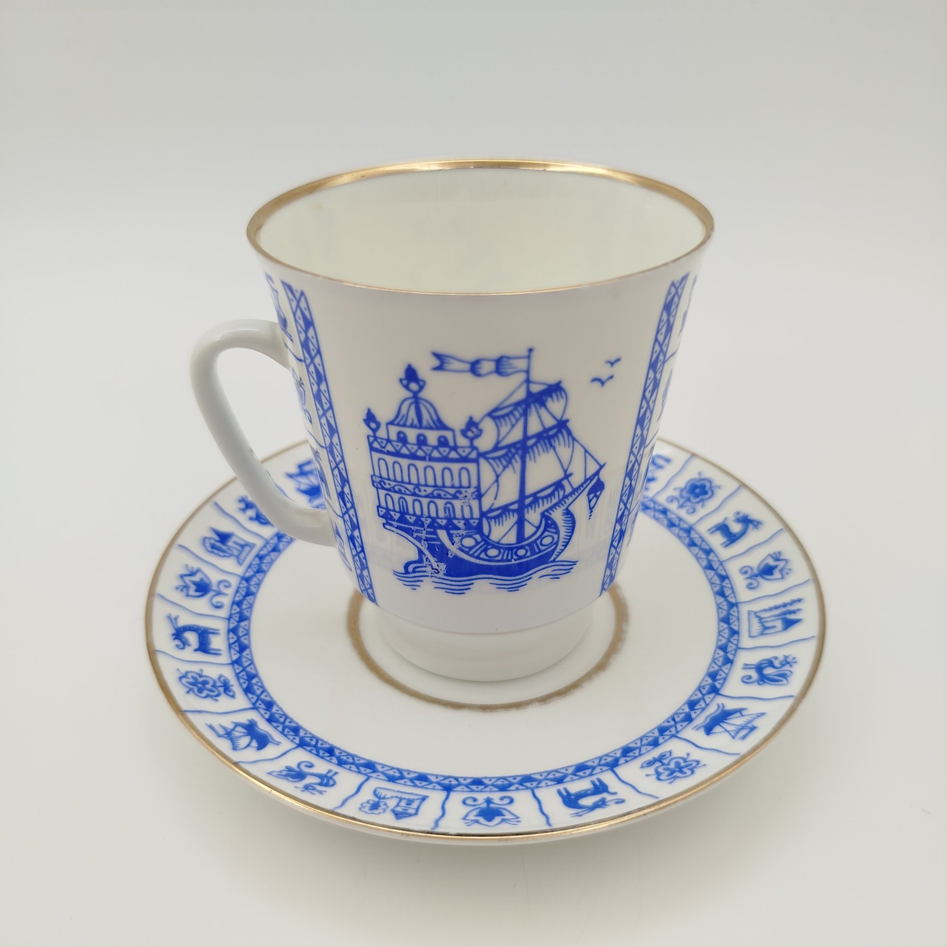 Пара кофейная "Каравелла", фарфор, деколь, золочение, Ленинградский фарфоровый завод (ЛФЗ), СССР, 1970-1992 гг.