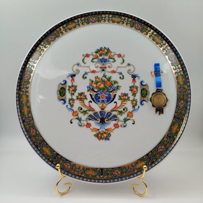 Блюдо круглой формы, украшенное изображением ягод и фруктов, фарфор, деколь с подрисовкой, золочение, Limoges, Франция, 1970-1990 гг.