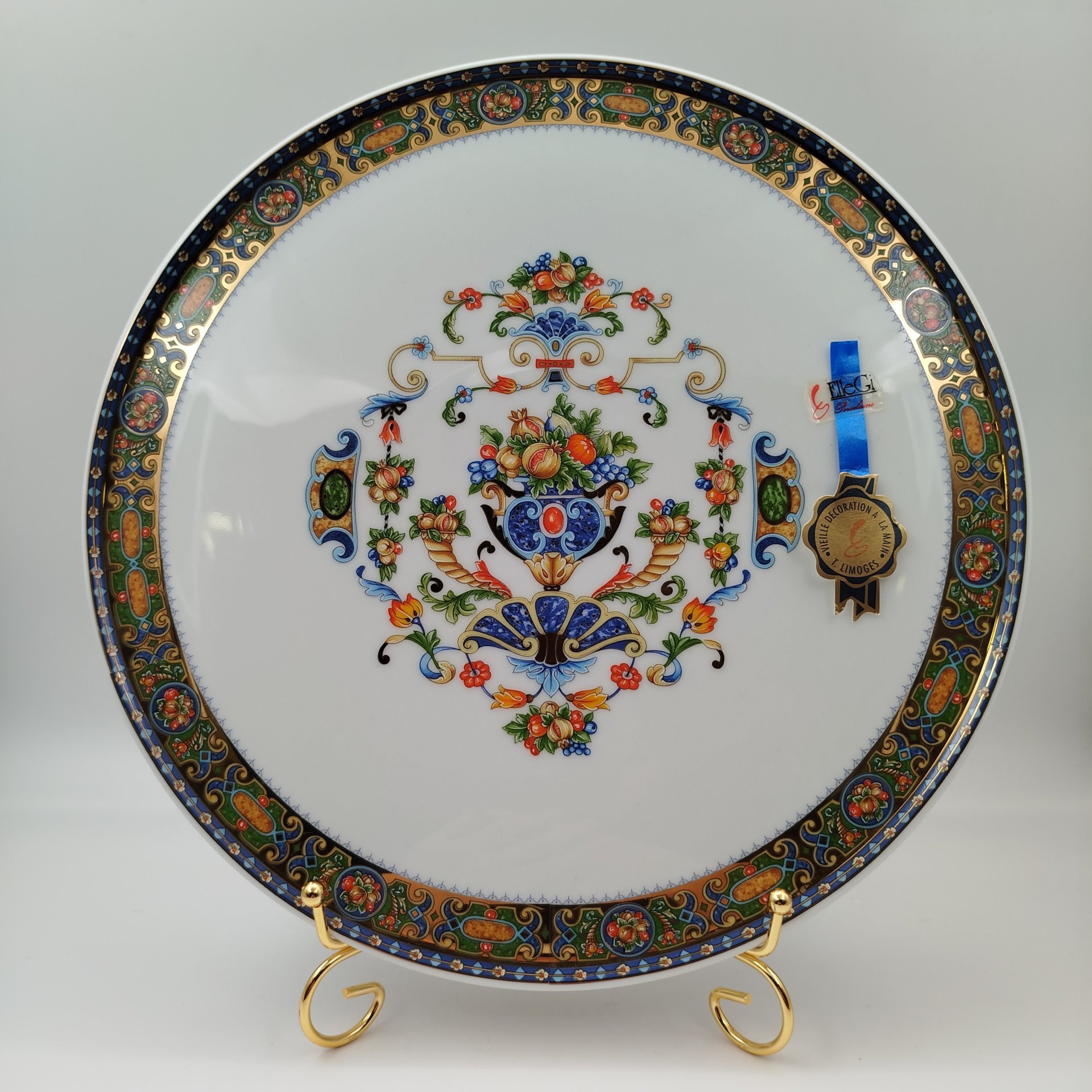 Блюдо круглой формы, украшенное изображением ягод и фруктов, фарфор, деколь с подрисовкой, золочение, Limoges, Франция, 1970-1990 гг.