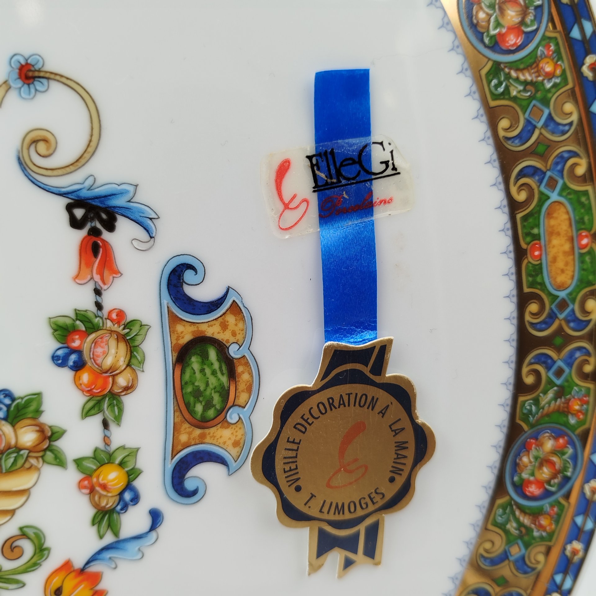 Блюдо круглой формы, украшенное изображением ягод и фруктов, фарфор, деколь с подрисовкой, золочение, Limoges, Франция, 1970-1990 гг.