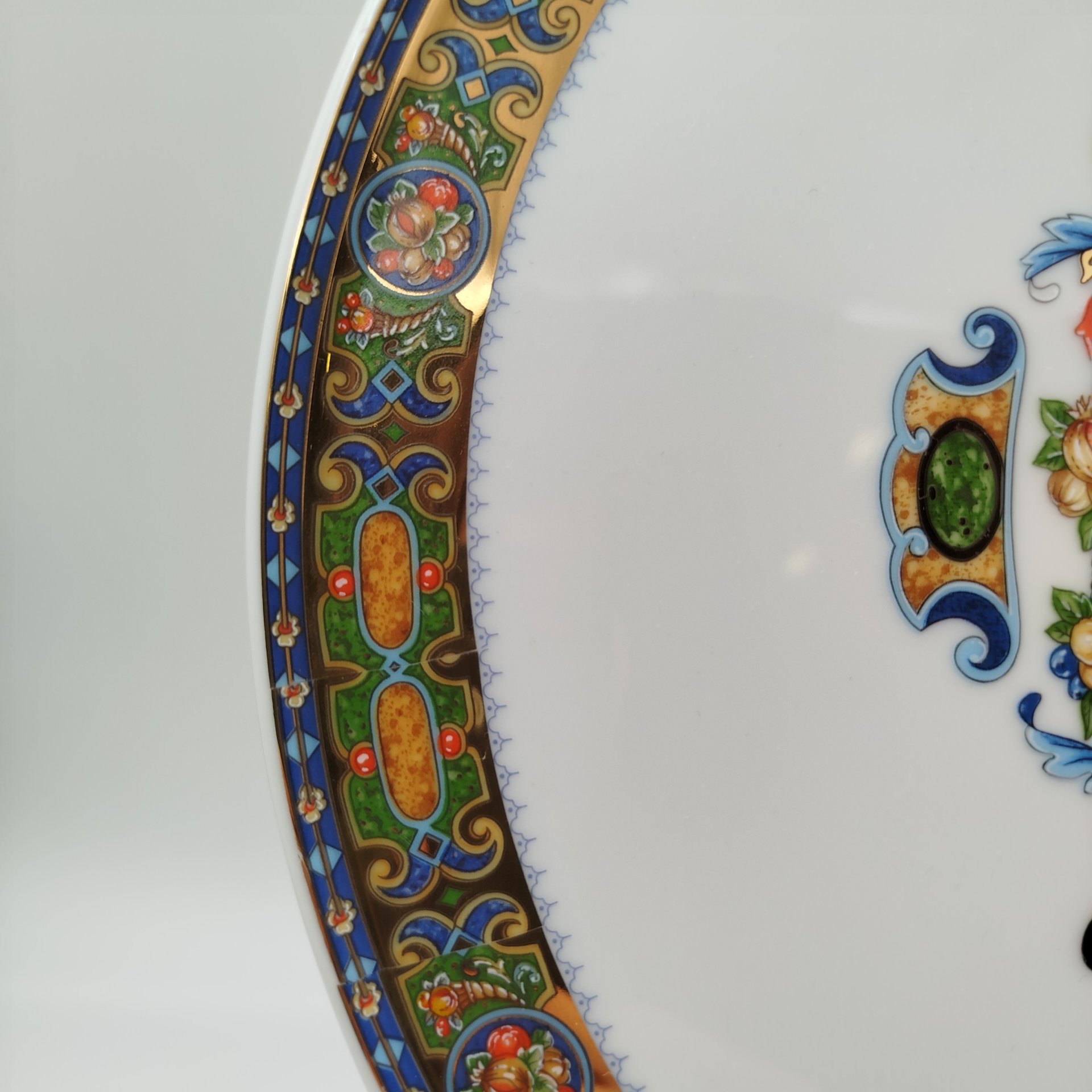 Блюдо круглой формы, украшенное изображением ягод и фруктов, фарфор, деколь с подрисовкой, золочение, Limoges, Франция, 1970-1990 гг.