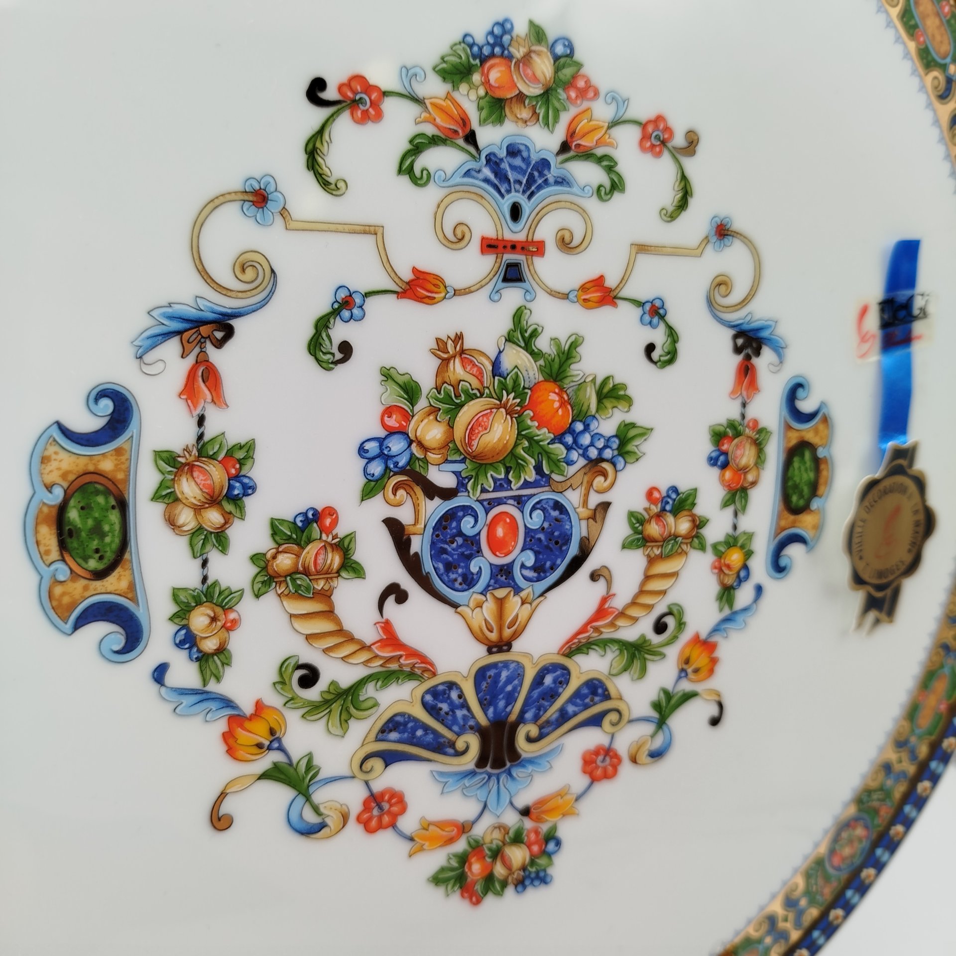 Блюдо круглой формы, украшенное изображением ягод и фруктов, фарфор, деколь с подрисовкой, золочение, Limoges, Франция, 1970-1990 гг.