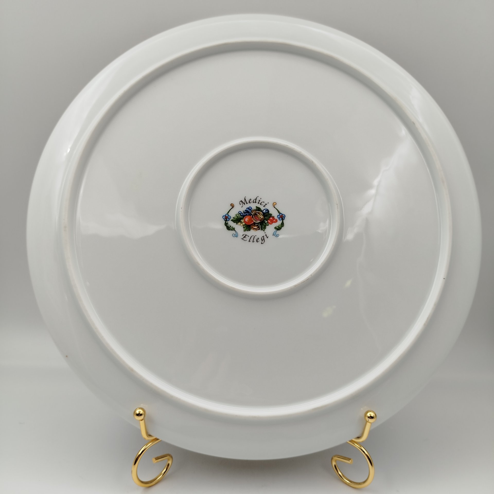 Блюдо круглой формы, украшенное изображением ягод и фруктов, фарфор, деколь с подрисовкой, золочение, Limoges, Франция, 1970-1990 гг.