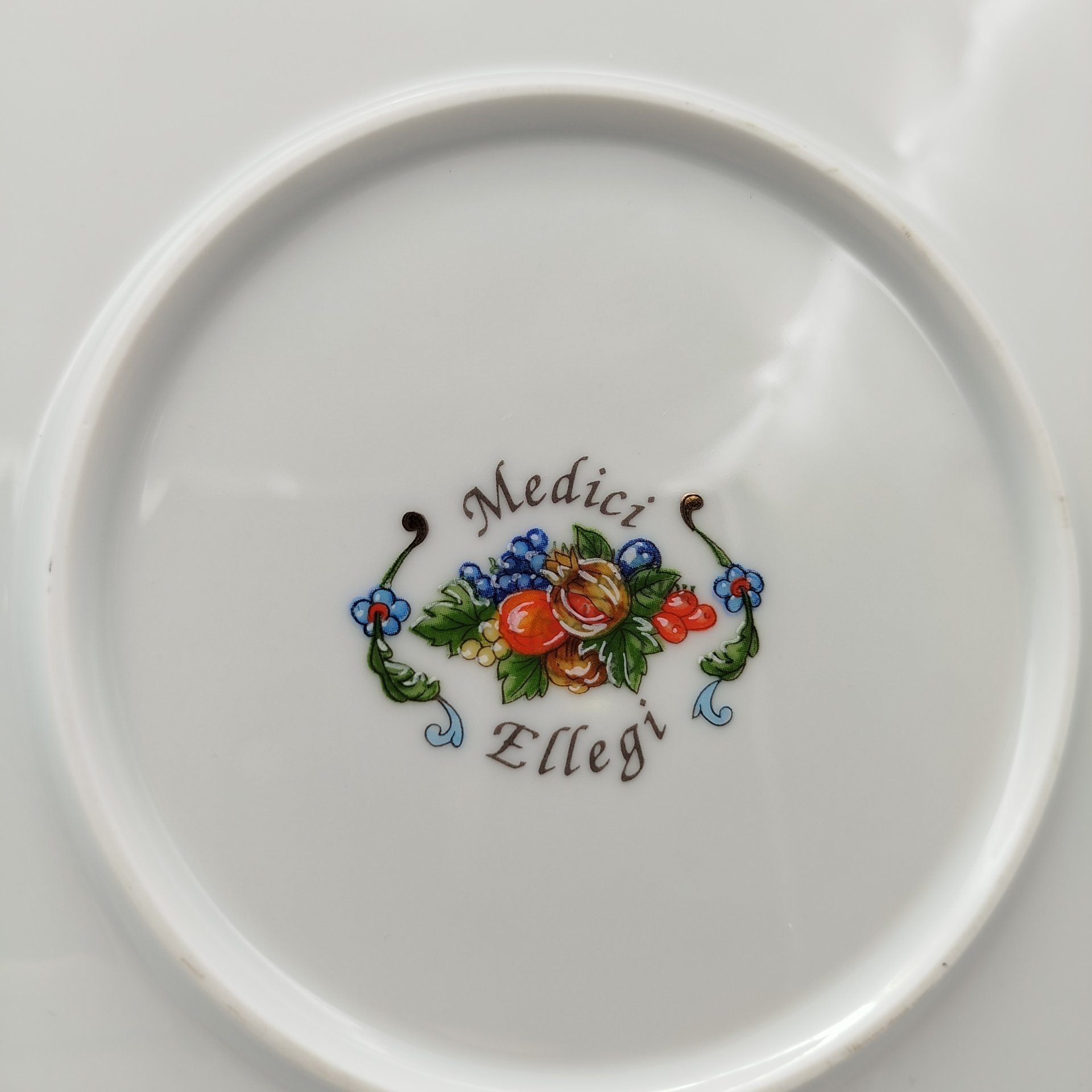 Блюдо круглой формы, украшенное изображением ягод и фруктов, фарфор, деколь с подрисовкой, золочение, Limoges, Франция, 1970-1990 гг.