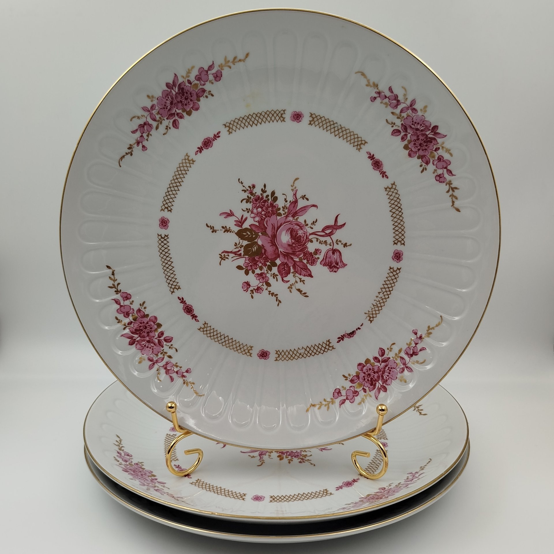 Набор из 3-х сервировочных блюд круглой формы, украшенных цветочным декором, фарфор, деколь, золочение, Graf Von Henneberg Porzellan, 1777 Jlmenau, ГДР, 1977-1990 гг.