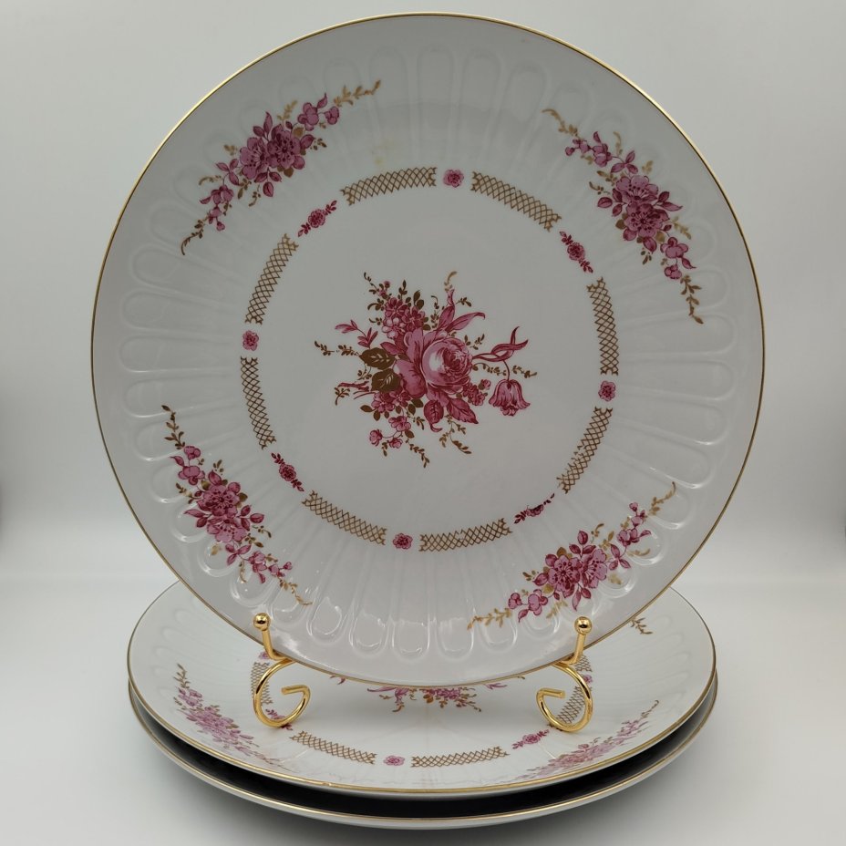 Набор из 3-х сервировочных блюд круглой формы, украшенных цветочным декором, фарфор, деколь, золочение, Graf Von Henneberg Porzellan, 1777 Jlmenau, ГДР, 1977-1990 гг.