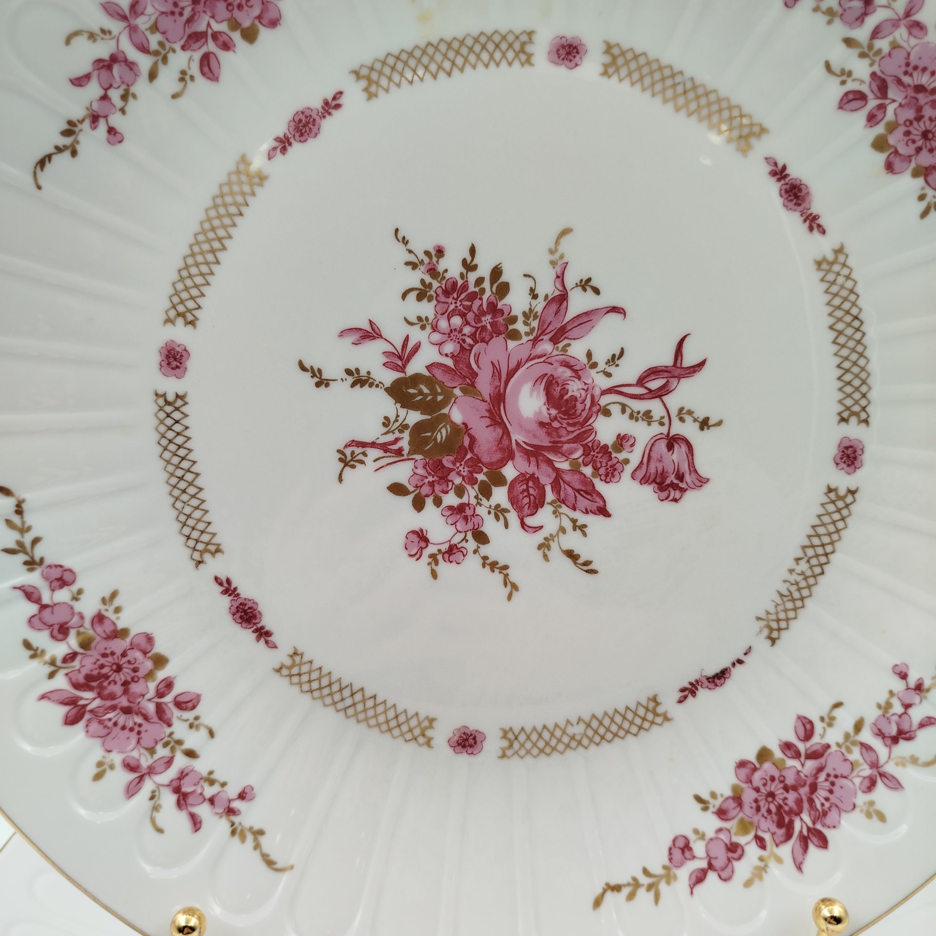Набор из 3-х сервировочных блюд круглой формы, украшенных цветочным декором, фарфор, деколь, золочение, Graf Von Henneberg Porzellan, 1777 Jlmenau, ГДР, 1977-1990 гг.