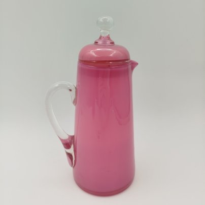 Кувшин (жбан) с крышкой, розового оттенка (по модели Мальцовских заводов), стекло, выдувание в форму, гутная техника, Гусевской хрустальный завод (Гусь-Хрустальный), Россия, 1910-1940 гг.