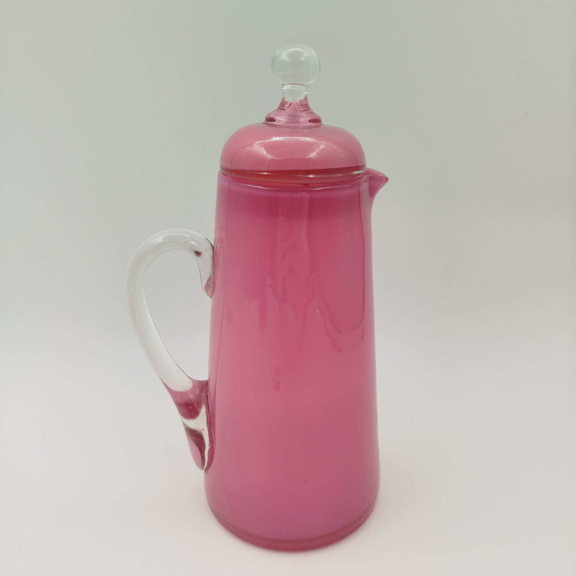 Кувшин (жбан) с крышкой, розового оттенка (по модели Мальцовских заводов), стекло, выдувание в форму, гутная техника, Гусевской хрустальный завод (Гусь-Хрустальный), Россия, 1910-1940 гг.