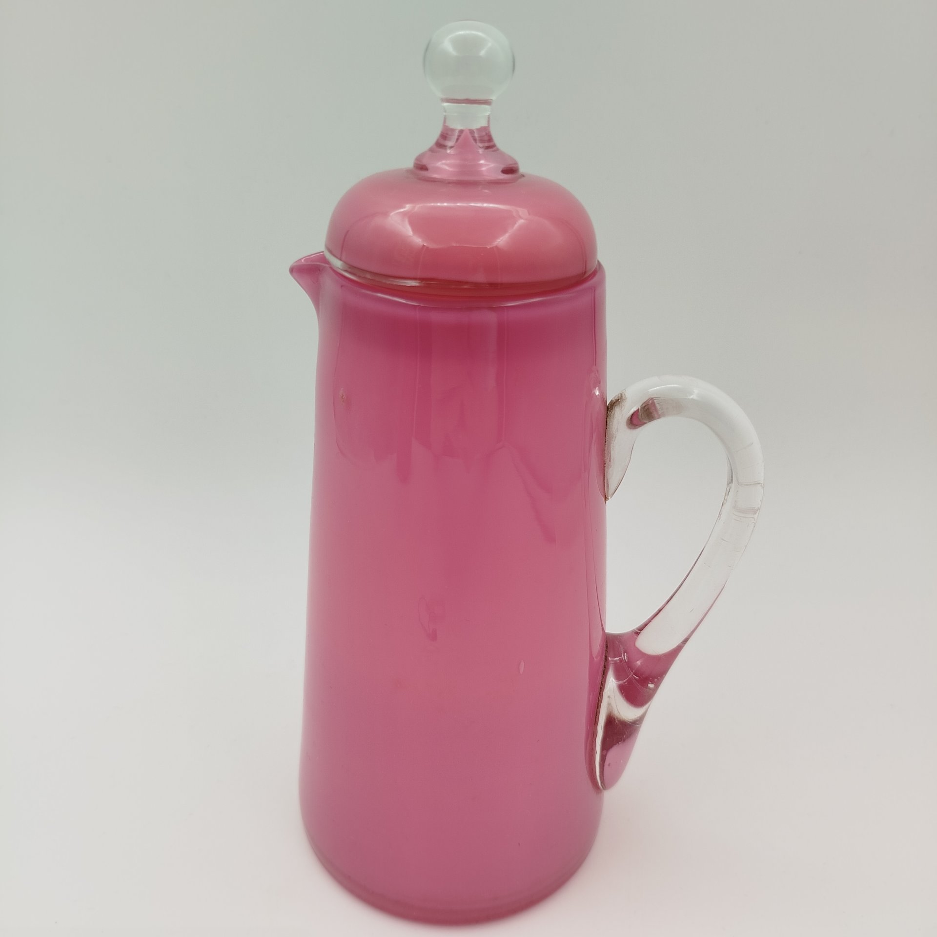 Кувшин (жбан) с крышкой, розового оттенка (по модели Мальцовских заводов), стекло, выдувание в форму, гутная техника, Гусевской хрустальный завод (Гусь-Хрустальный), Россия, 1910-1940 гг.