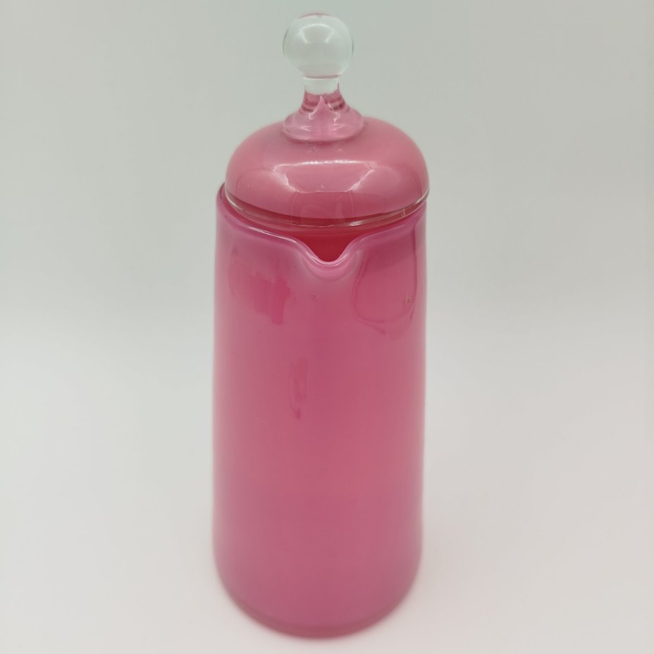 Кувшин (жбан) с крышкой, розового оттенка (по модели Мальцовских заводов), стекло, выдувание в форму, гутная техника, Гусевской хрустальный завод (Гусь-Хрустальный), Россия, 1910-1940 гг.