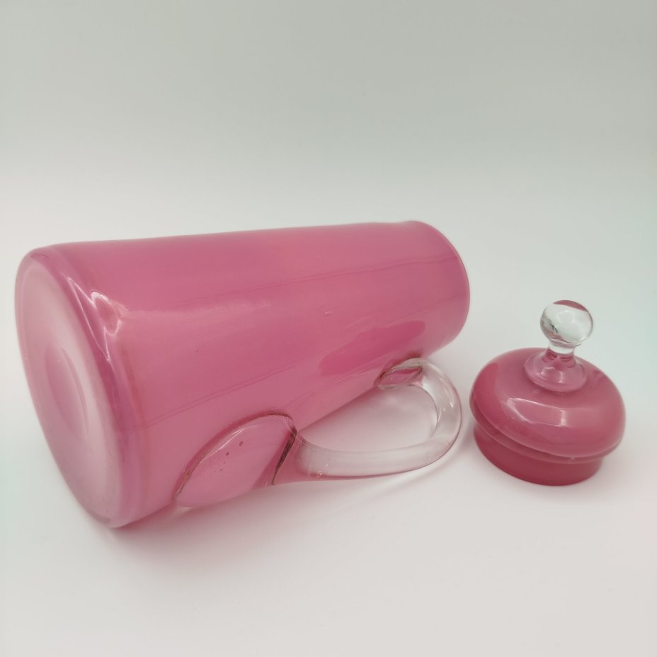 Кувшин (жбан) с крышкой, розового оттенка (по модели Мальцовских заводов), стекло, выдувание в форму, гутная техника, Гусевской хрустальный завод (Гусь-Хрустальный), Россия, 1910-1940 гг.