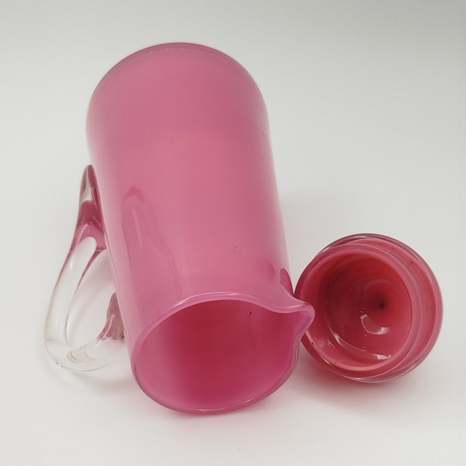 Кувшин (жбан) с крышкой, розового оттенка (по модели Мальцовских заводов), стекло, выдувание в форму, гутная техника, Гусевской хрустальный завод (Гусь-Хрустальный), Россия, 1910-1940 гг.