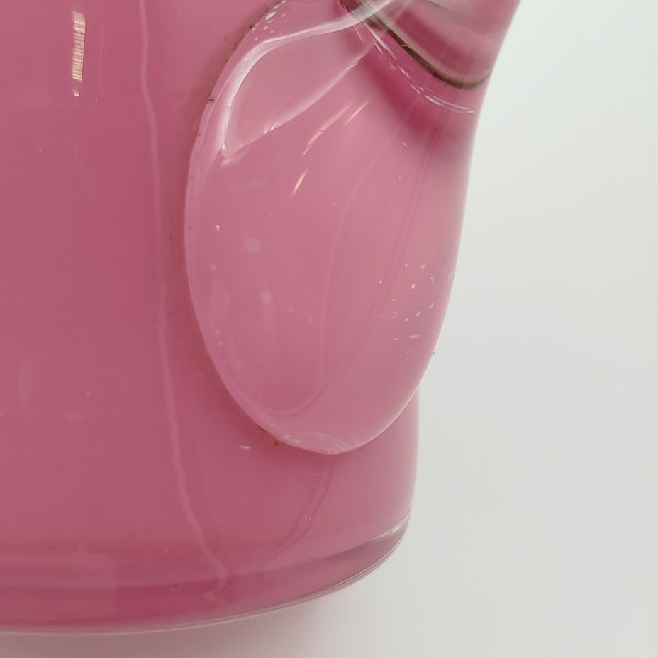 Кувшин (жбан) с крышкой, розового оттенка (по модели Мальцовских заводов), стекло, выдувание в форму, гутная техника, Гусевской хрустальный завод (Гусь-Хрустальный), Россия, 1910-1940 гг.