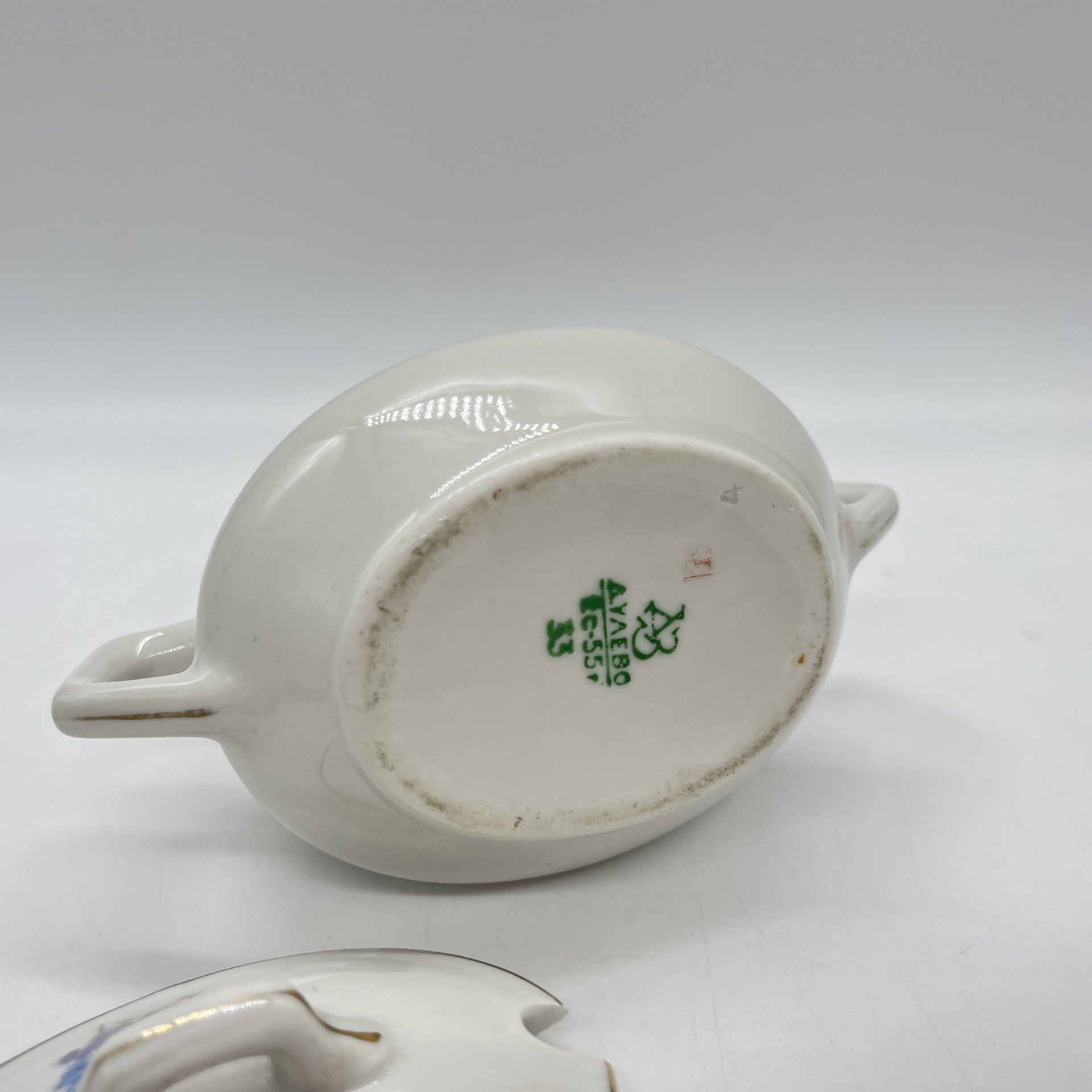 Соусник с крышкой, украшенный цветочными композициями