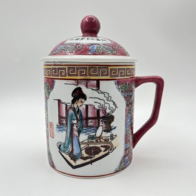 Чашка (бокал) с крышкой для заваривания чая "Китаянка с атрибутами красоты", фарфор, роспись эмалевыми красками, деколь, подрисовка, Китай, 1980-2000 гг.