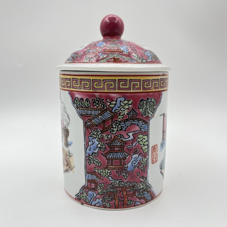 Чашка (бокал) с крышкой для заваривания чая "Китаянка с атрибутами красоты", фарфор, роспись эмалевыми красками, деколь, подрисовка, Китай, 1980-2000 гг.