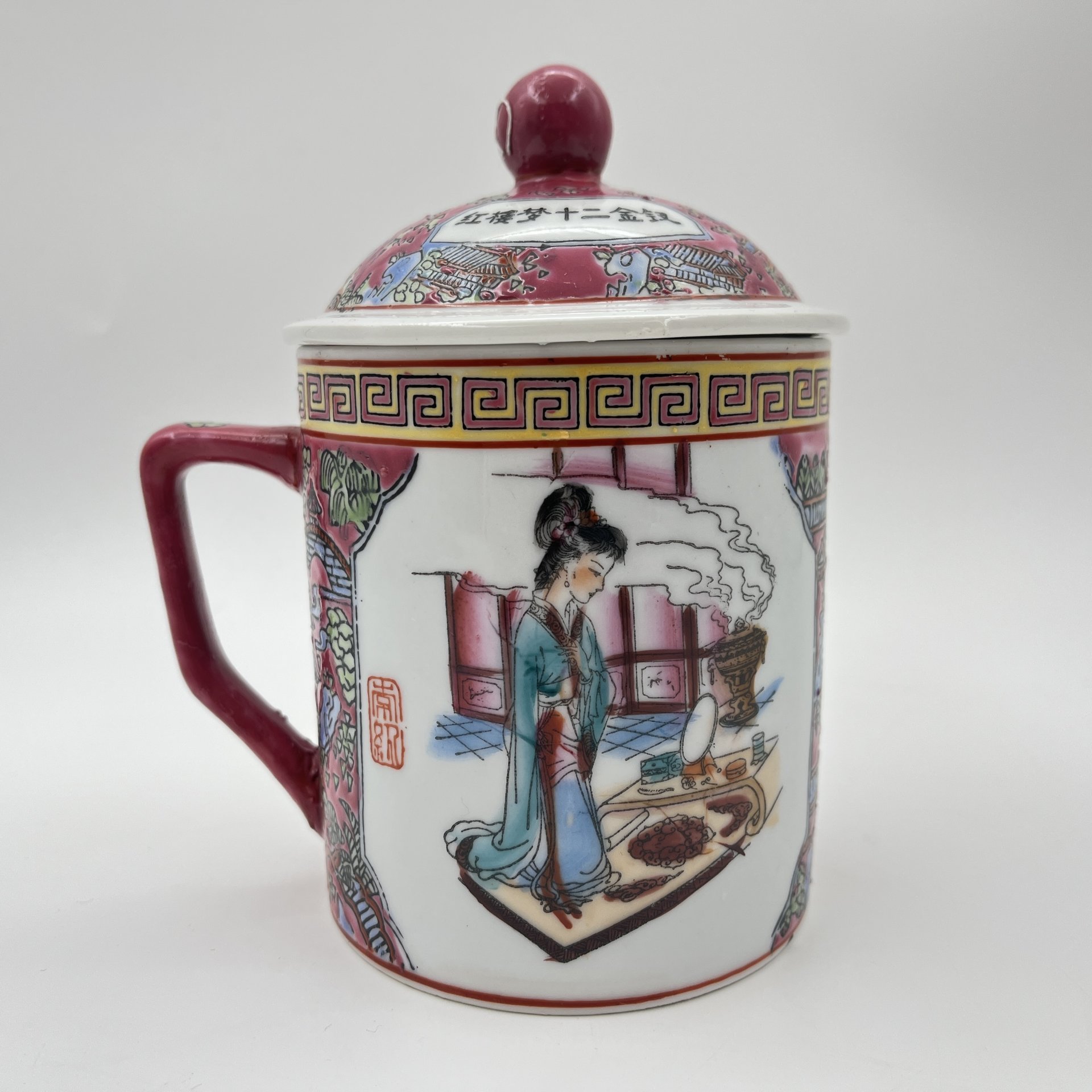 Чашка (бокал) с крышкой для заваривания чая "Китаянка с атрибутами красоты", фарфор, роспись эмалевыми красками, деколь, подрисовка, Китай, 1980-2000 гг.