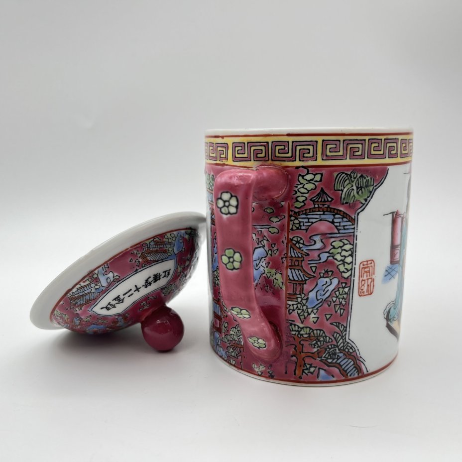 Чашка (бокал) с крышкой для заваривания чая "Китаянка с атрибутами красоты", фарфор, роспись эмалевыми красками, деколь, подрисовка, Китай, 1980-2000 гг.