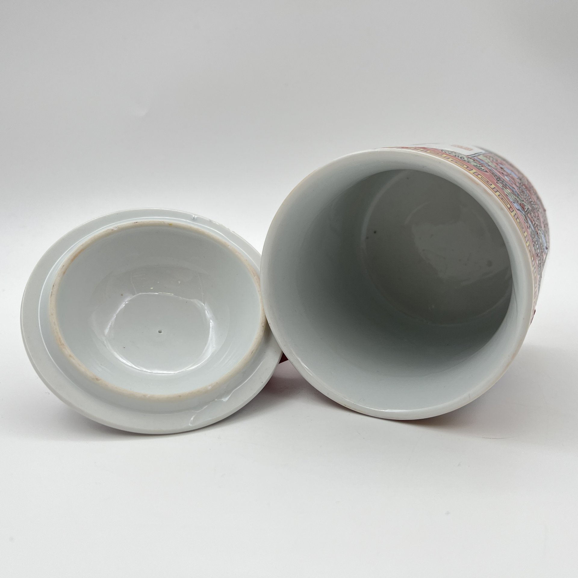 Чашка (бокал) с крышкой для заваривания чая "Китаянка с атрибутами красоты", фарфор, роспись эмалевыми красками, деколь, подрисовка, Китай, 1980-2000 гг.