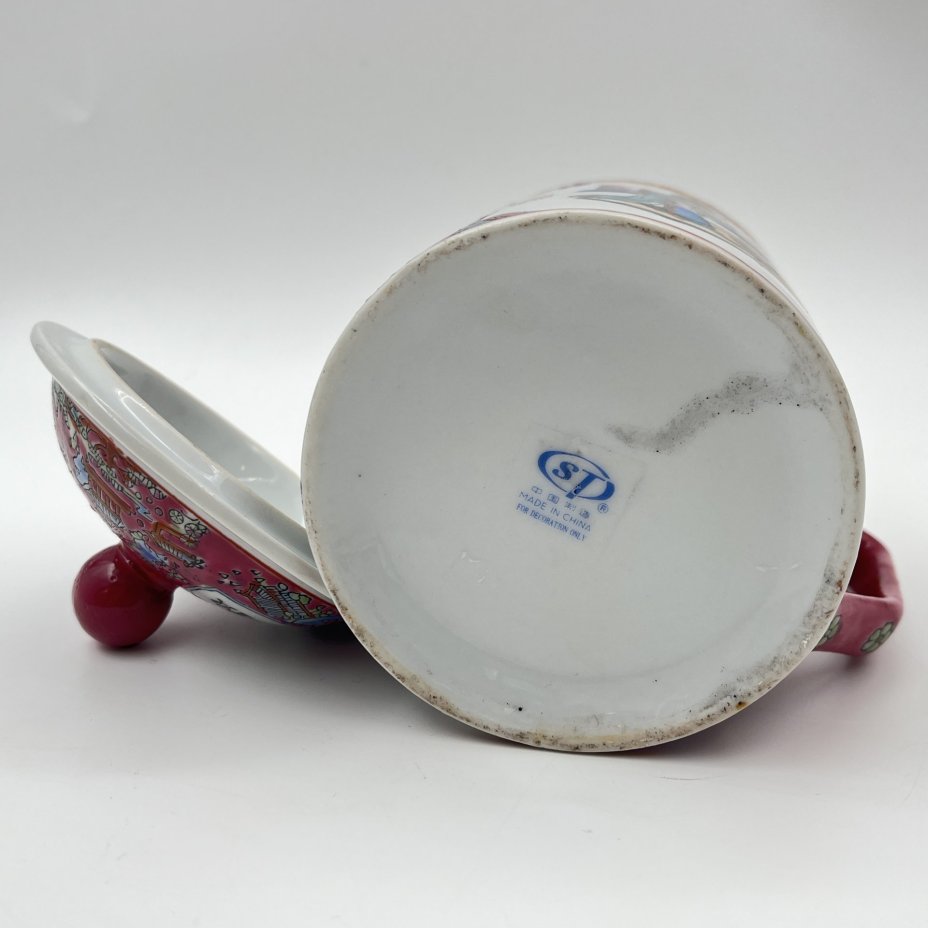 Чашка (бокал) с крышкой для заваривания чая "Китаянка с атрибутами красоты", фарфор, роспись эмалевыми красками, деколь, подрисовка, Китай, 1980-2000 гг.