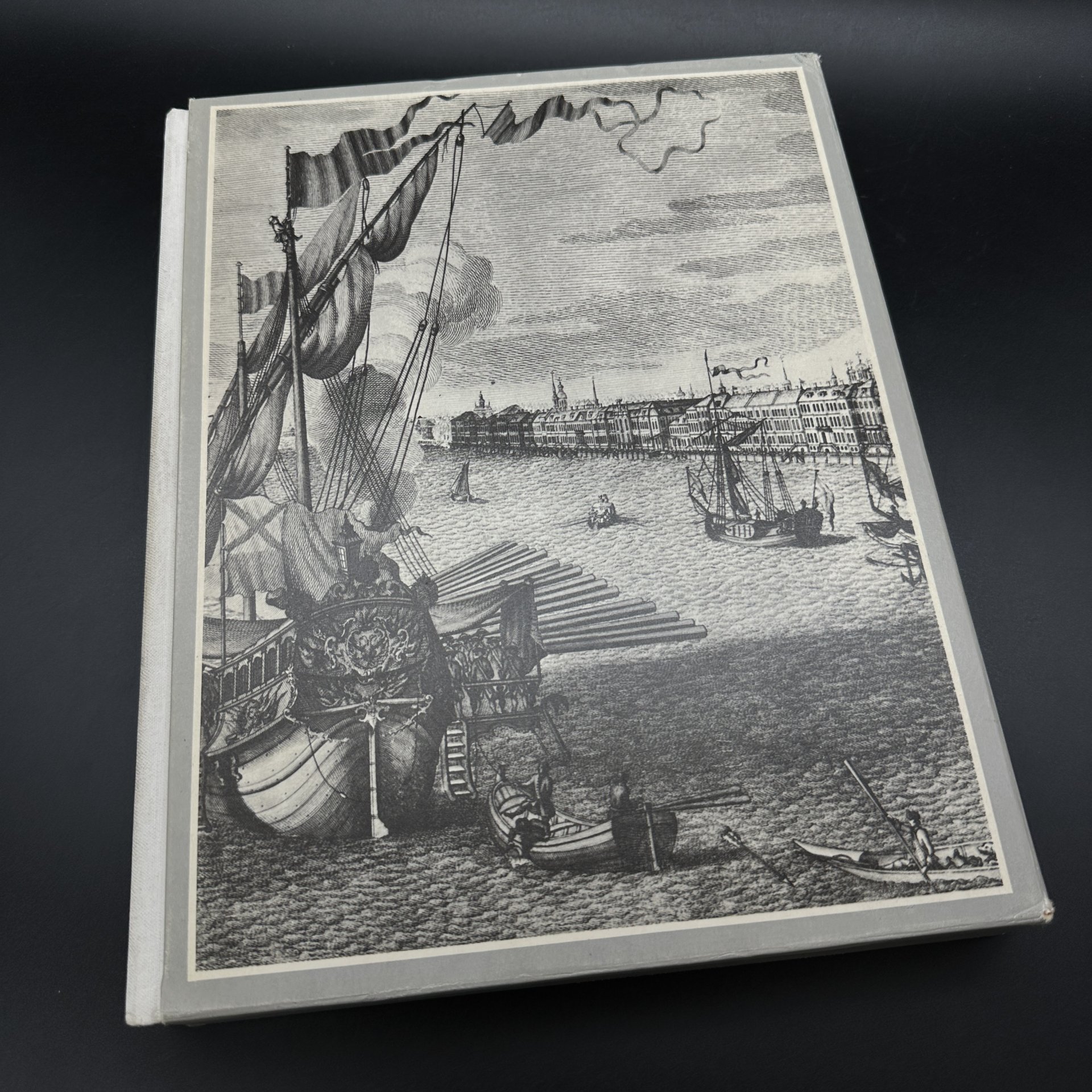 Альбом "Leningrad in works of graphic art and painting", в коробе, Издательство «Аврора»
